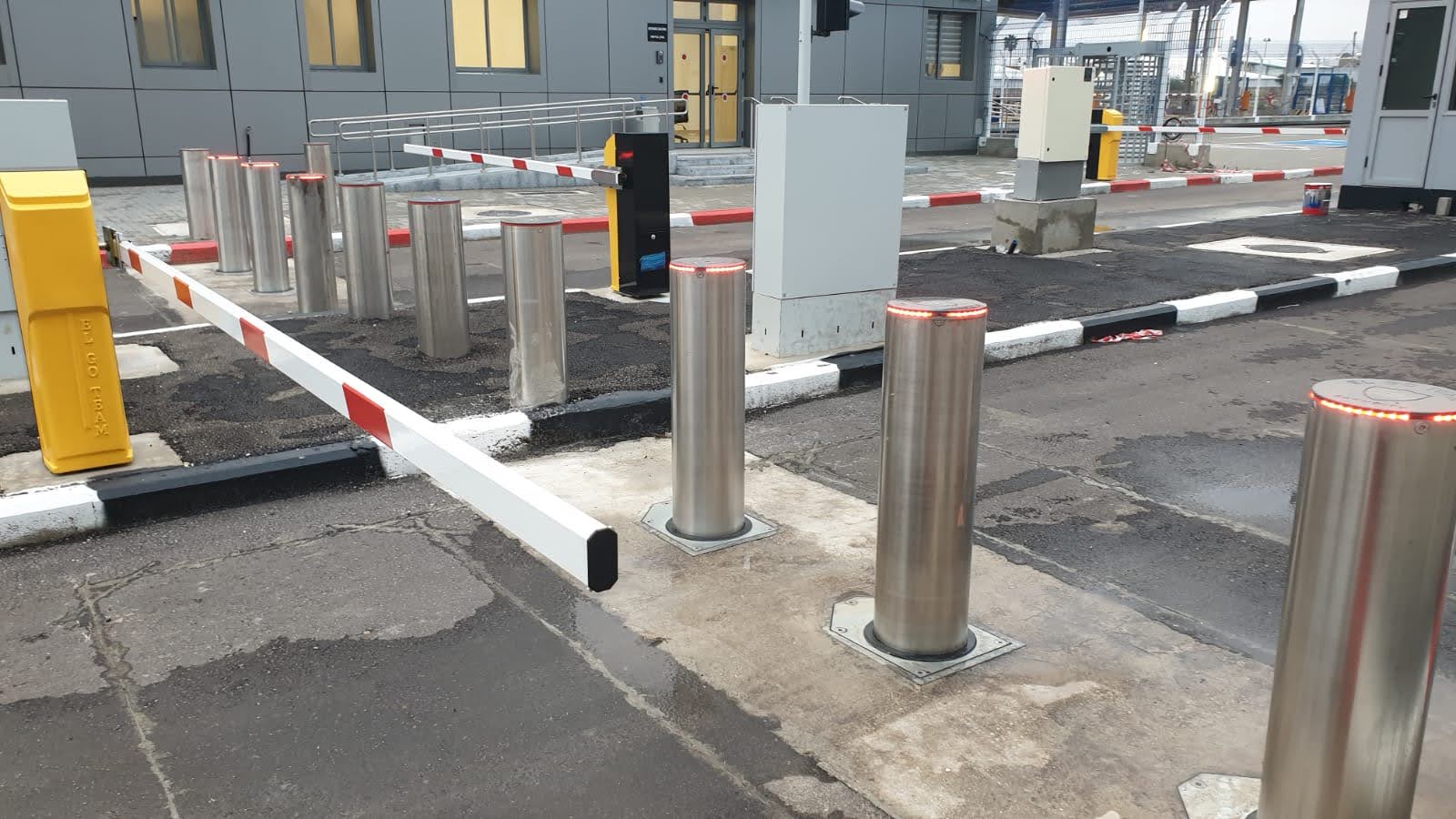 bollard with an electrical actuator